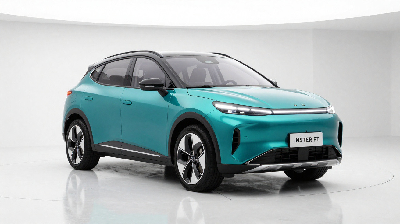 Carro elétrico SUV azul com teto preto e design moderno em ambiente branco minimalista.